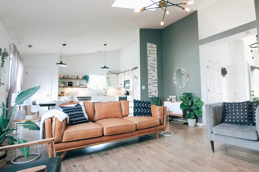 Intérieur d’un appartement parisien haut de gamme avec parquet, grandes fenêtres et terrasse sur les toits.