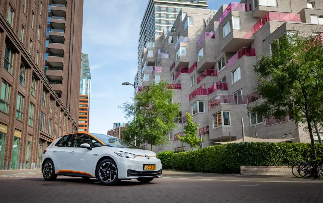 Immeubles rénovés et en chantier dans un quartier français desservi par les transports collectifs.