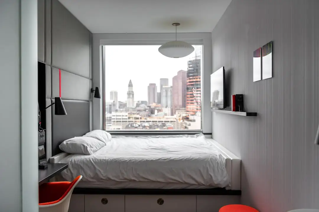 Appartement meublé niçois préparé pour une location de courte durée, avec clés, valise et balcon lumineux.