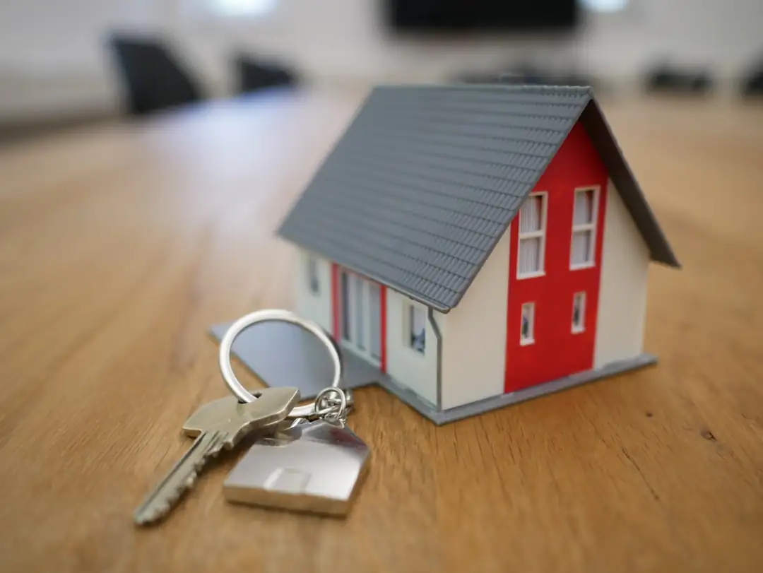 Terrain viabilisé et maison individuelle en construction dans une commune périurbaine recherchée par les Franciliens.