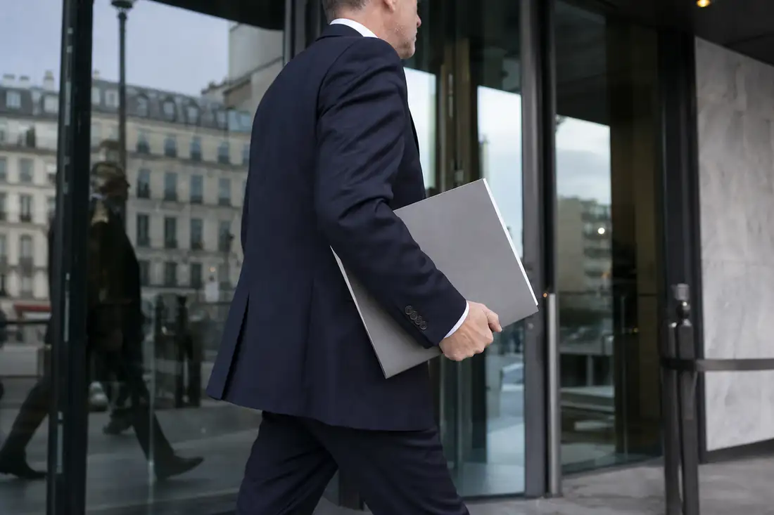 Immeuble de bureaux parisien avec façades vitrées et passants flous illustrant l’analyse d’une foncière cotée.
