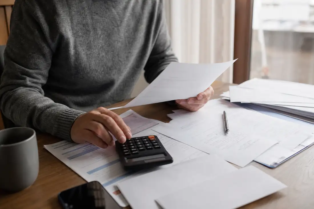 Emprunteur calculant le montant d'une indemnité de remboursement anticipé de son crédit