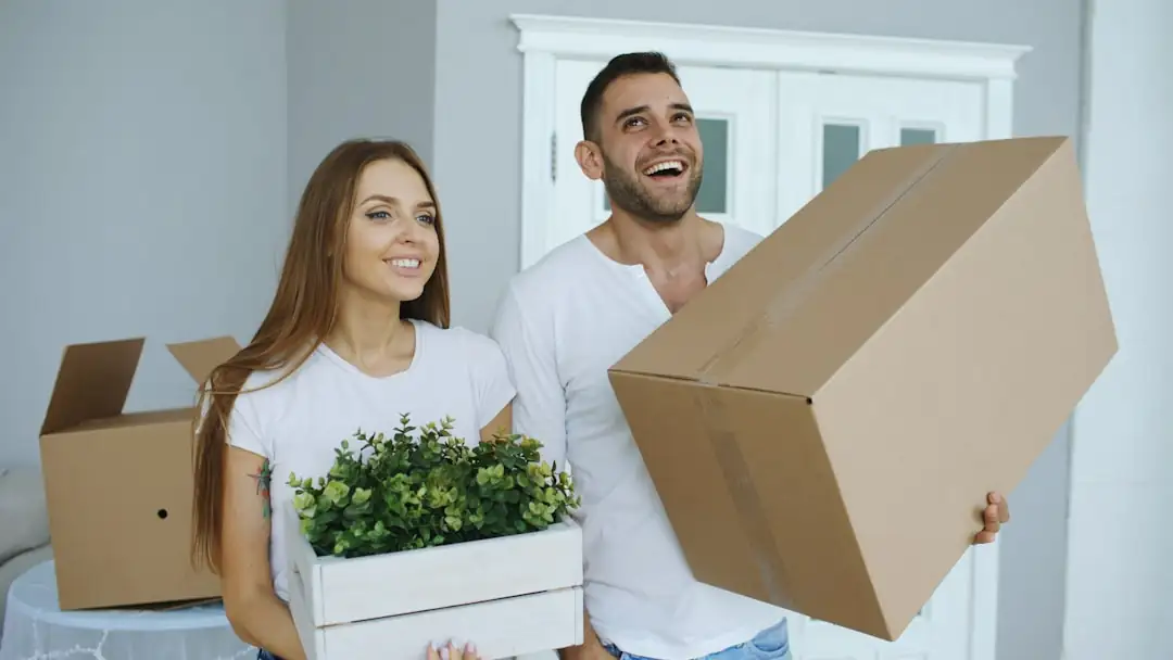 Professionnels examinant un projet de rénovation urbaine devant un immeuble mixte en transformation.