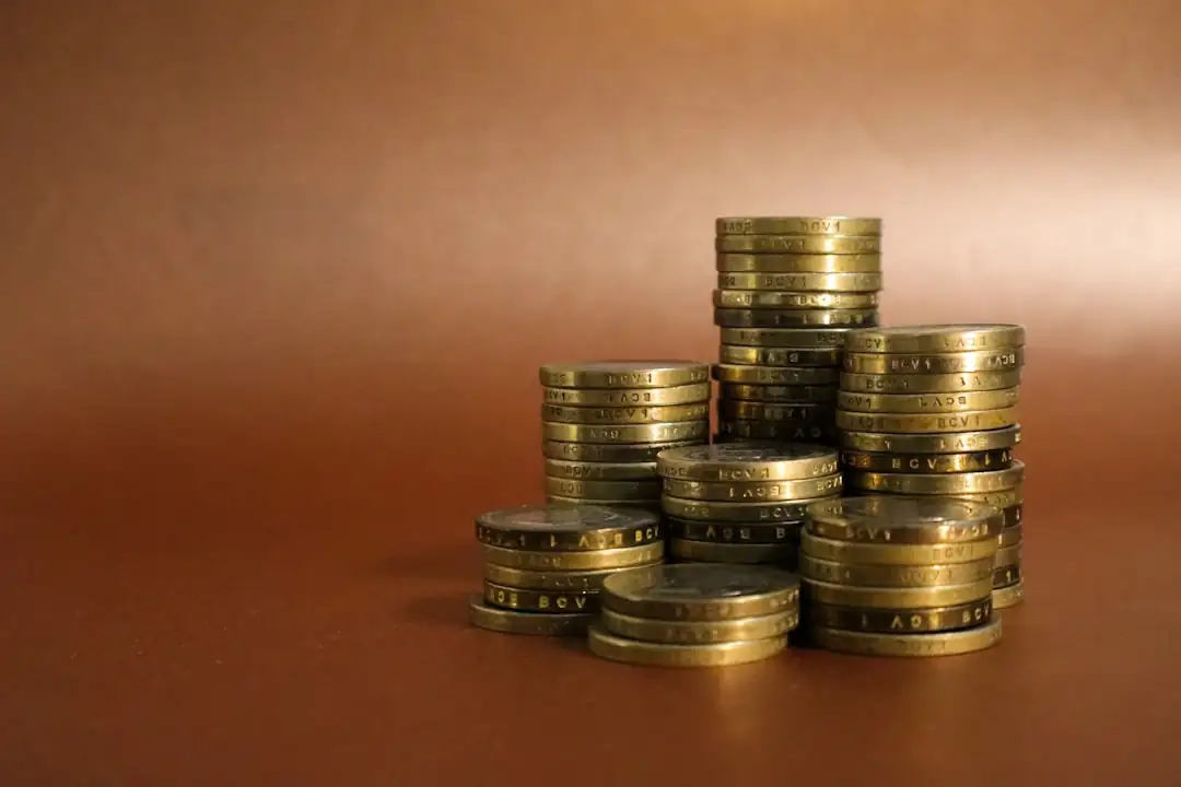 Couple examinant un dossier de prêt pour investir dans des parts de SCPI à son domicile.