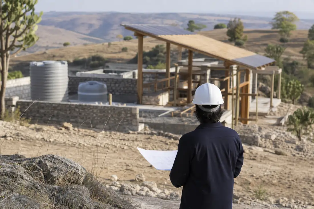 Villa contemporaine à faible impact au milieu d’une végétation sèche et vallonnée de l’île de Sumba
