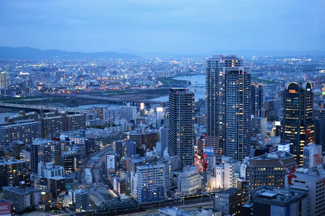 Immeuble de bureaux japonais contemporain dans un quartier d’affaires dense, vu depuis une rue de Tokyo.