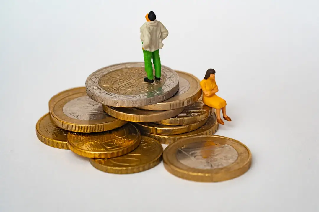 Négociateur immobilier de dos examinant un dossier de vente et une calculatrice dans une agence française.