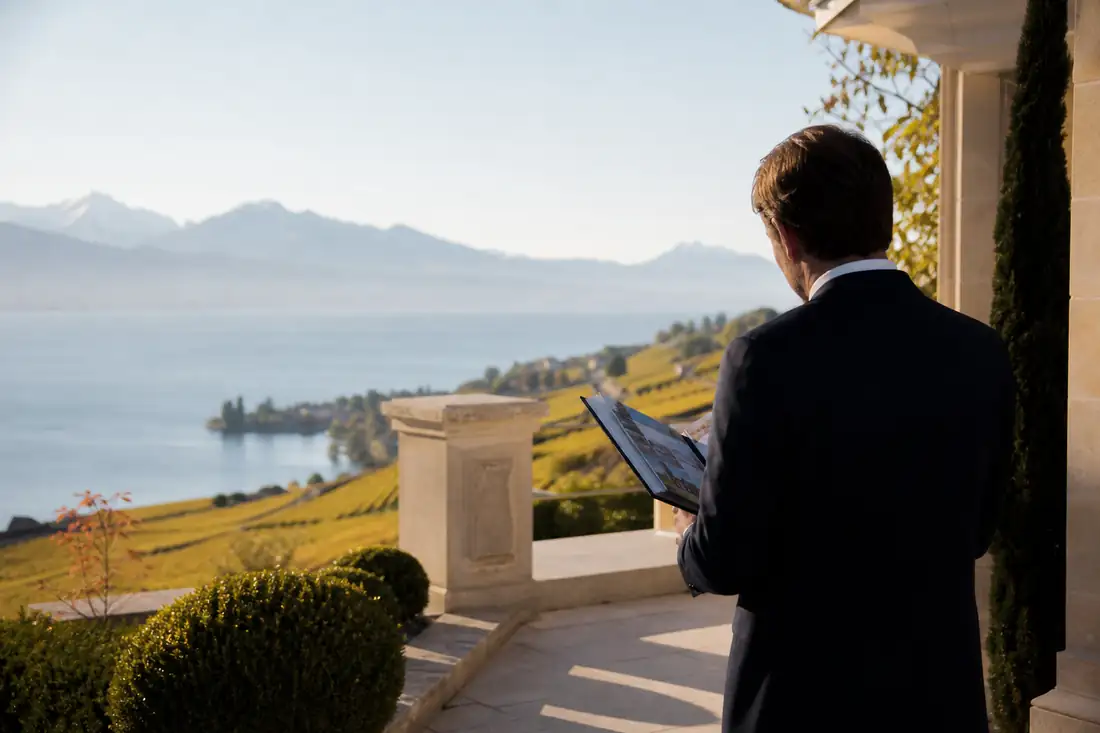 Terrasse d’une villa contemporaine dominant le lac Léman sur la Riviera vaudoise, avec jardin et vue dégagée.