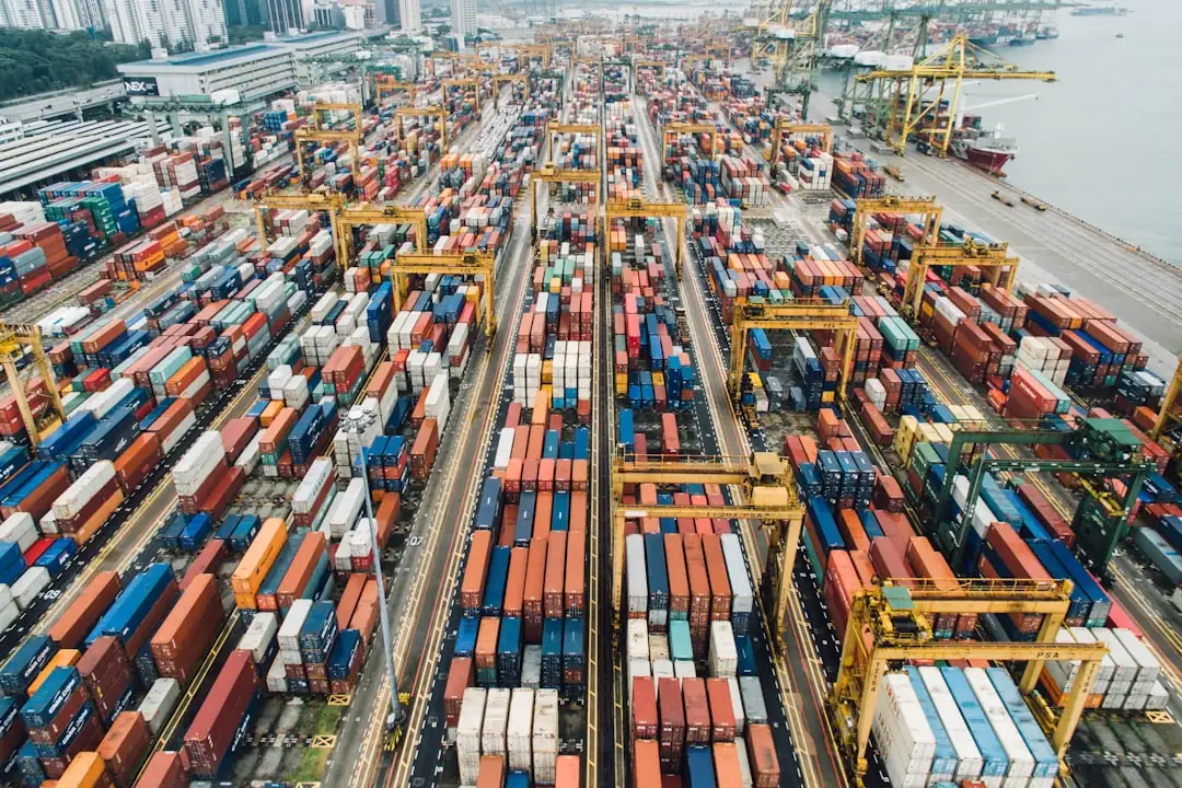 Entrepôt logistique moderne au Royaume-Uni avec quais de chargement, camions non marqués et accès routier.