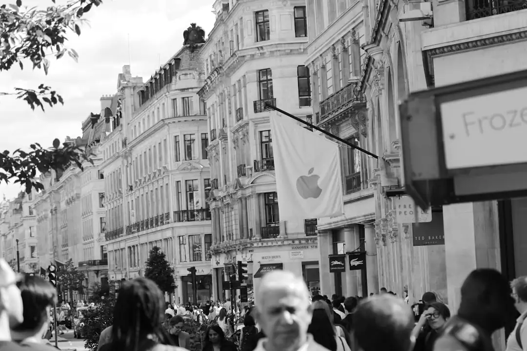 Vitrine élégante d’une agence immobilière dans une rue haussmannienne du VIIe arrondissement de Paris.