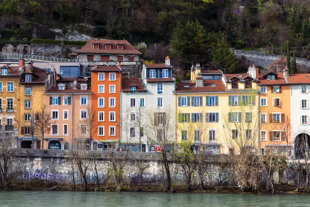 Façades anciennes de la Presqu’île de Lyon devant l’entrée d’un immeuble résidentiel en rénovation.