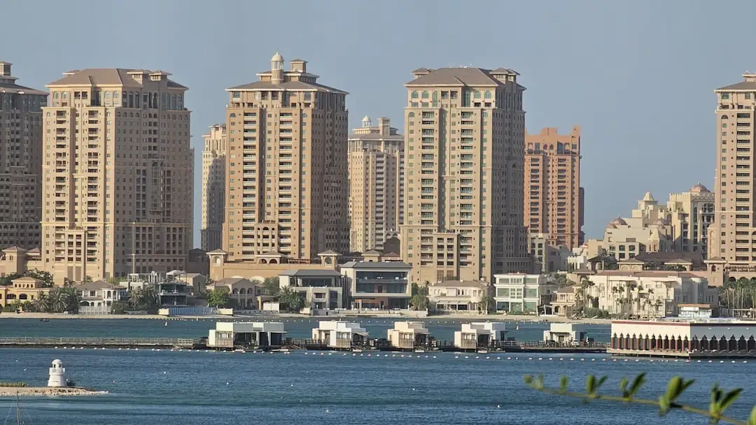 Immeubles de laboratoires et bureaux d’un campus scientifique américain vus depuis une allée arborée.