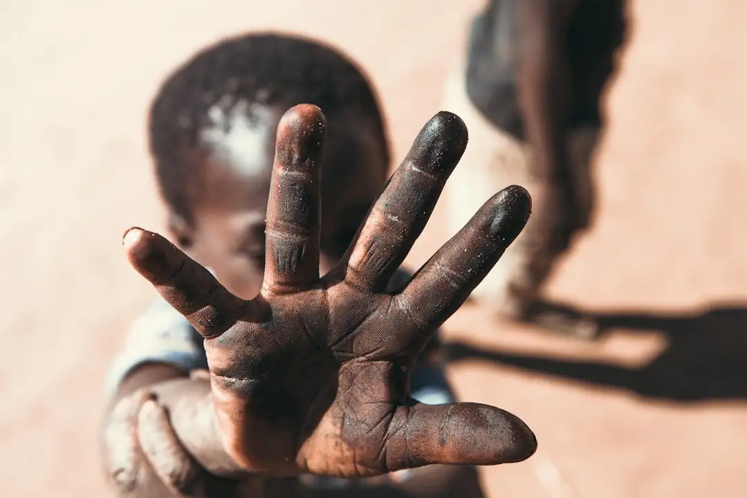 Chantier d’un immeuble mixte dans une capitale d’Afrique centrale avec ouvriers non identifiables et matériaux.