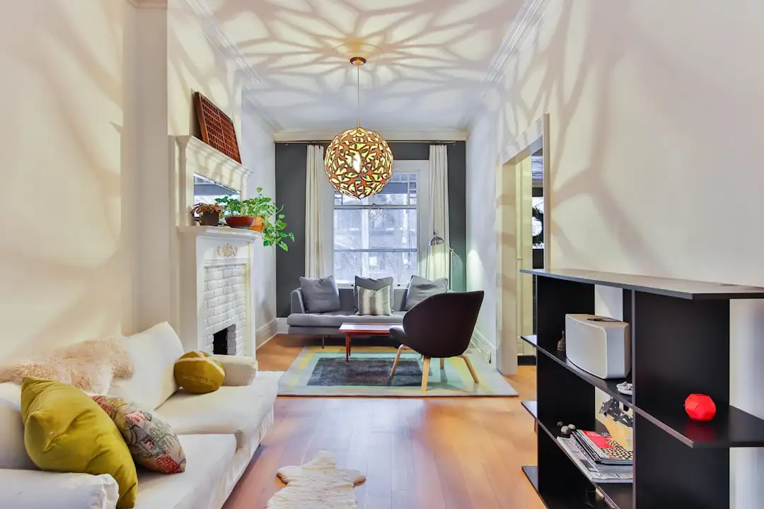 Visite discrète d’un appartement haussmannien par des agents et un acquéreur dans l’immobilier haut de gamme.