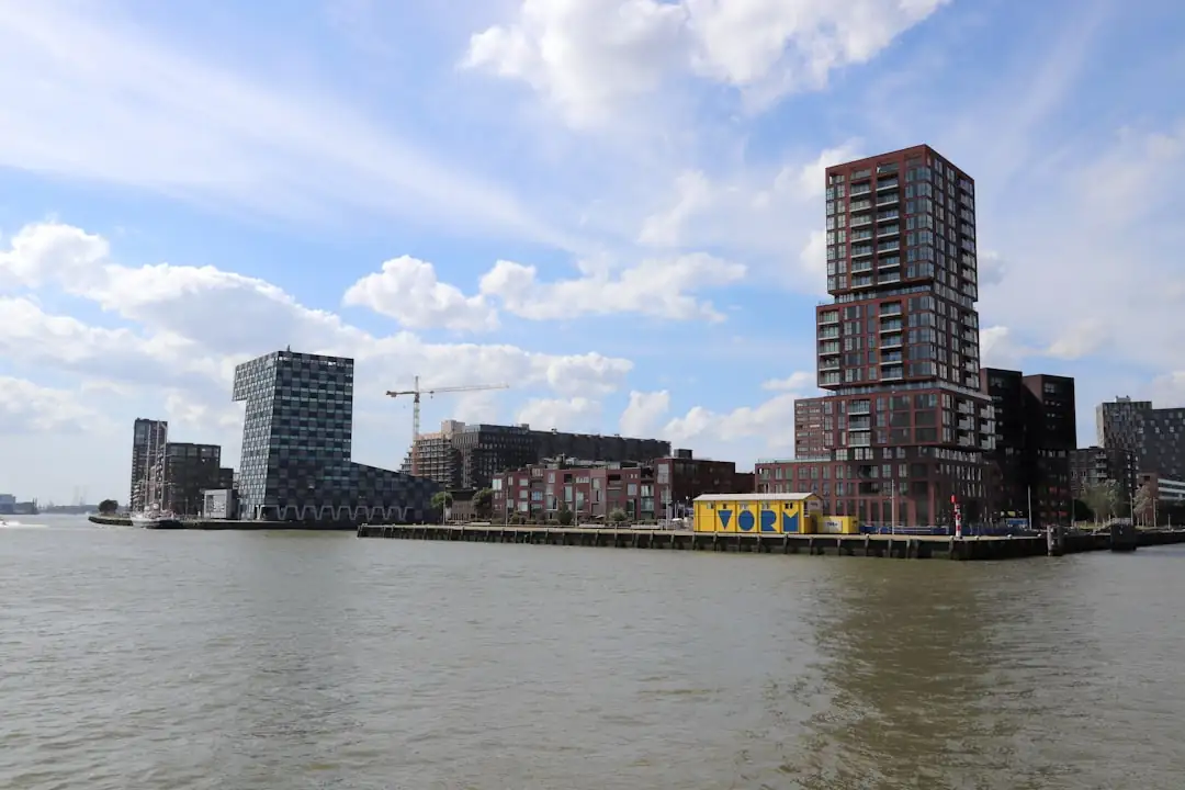 Immeuble résidentiel rénové à Lausanne avec stores extérieurs, toiture solaire, arbres et vélos au pied du bâtiment.