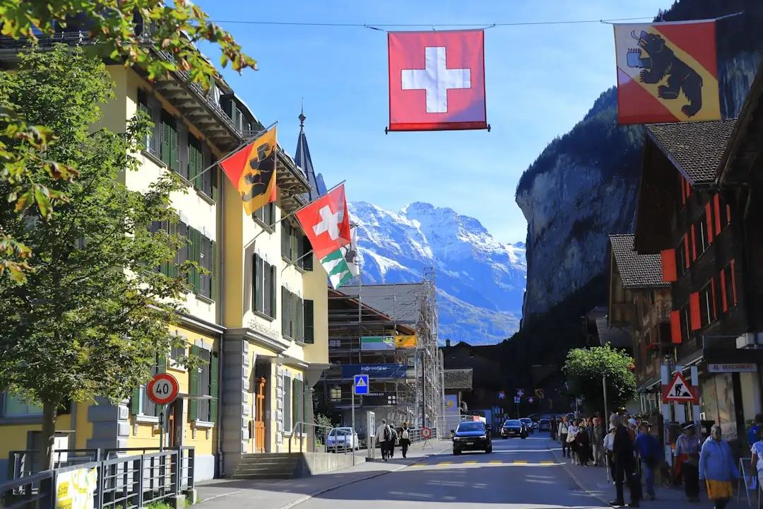 Immeuble résidentiel suisse moderne et investisseur consultant un relevé de portefeuille en francs suisses.