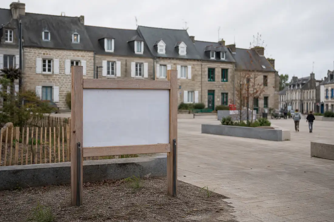 Place de centre-ville bretonne bordée d’immeubles, avec un espace public concerné par un projet immobilier.