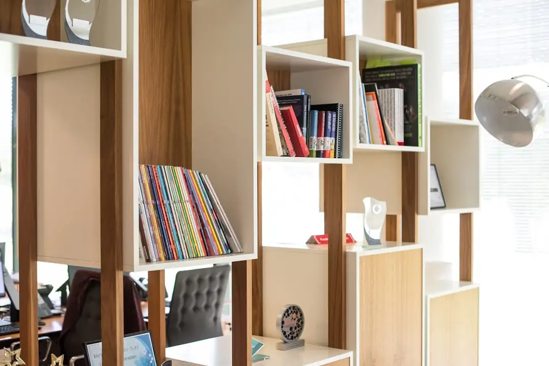 Immeuble de bureaux francilien avec plateaux lumineux partiellement vacants et travaux de modernisation.