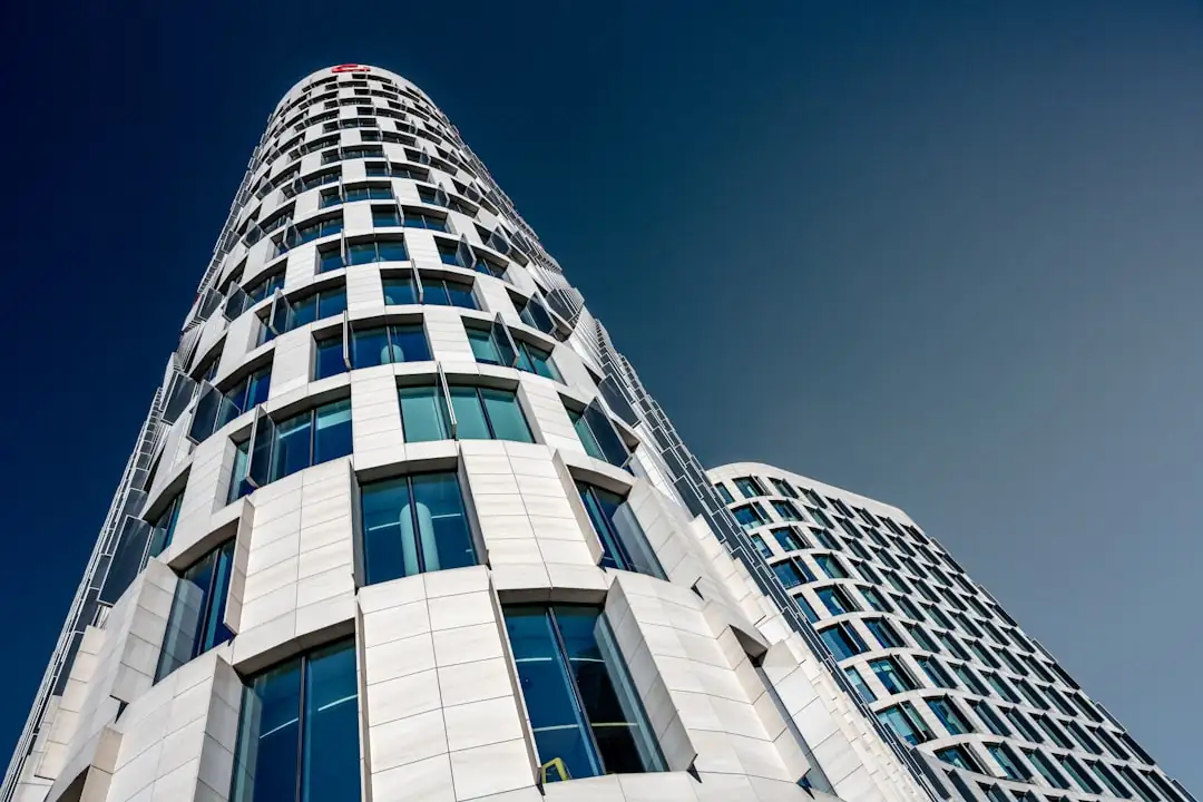 Façades résidentielles bruxelloises et visiteurs examinant un immeuble avec un professionnel de l’immobilier.