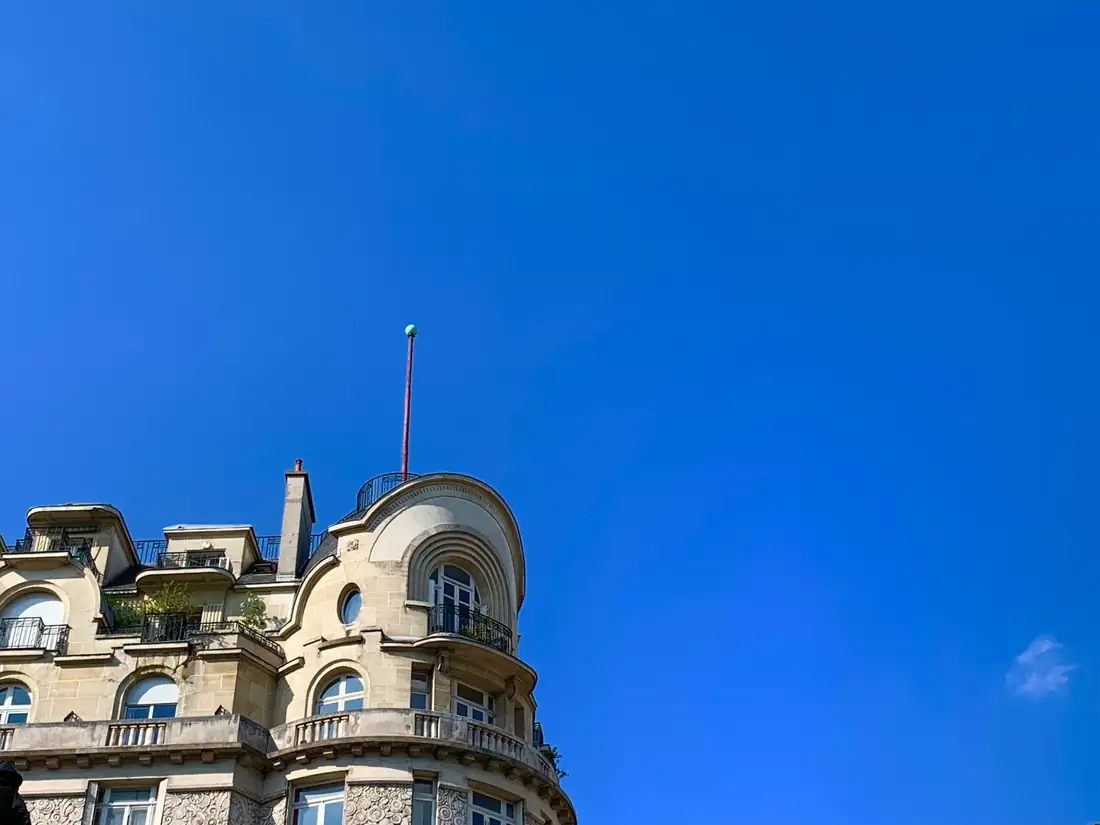 Immeuble de bureaux contemporain avec plusieurs étages inoccupés observé depuis une rue française.