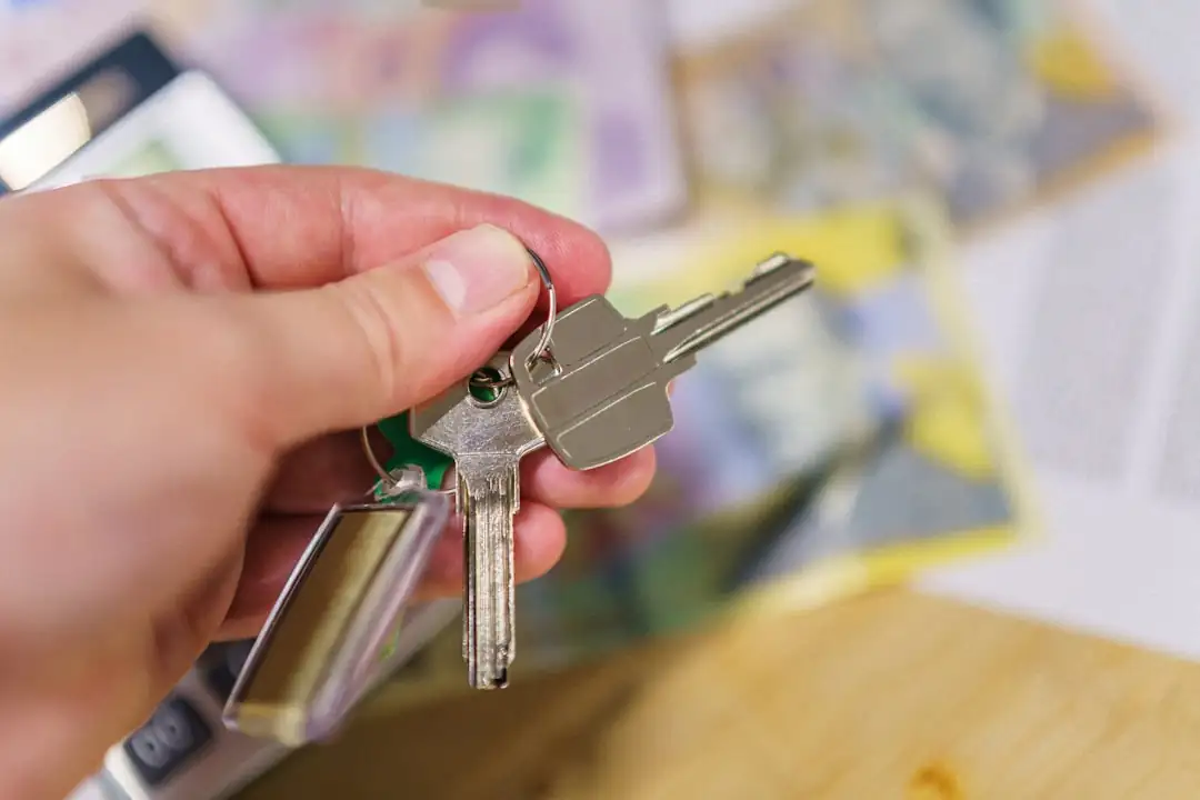 Couple examinant les plans d’une maison neuve et son dossier de prêt dans une agence bancaire lumineuse.