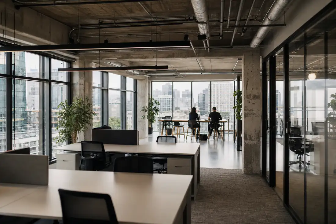 Plateau de bureaux partiellement occupé dans un immeuble moderne d’un quartier d’affaires français.