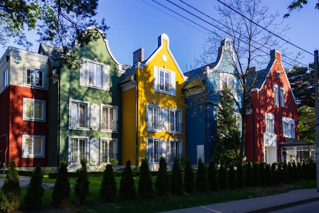 Quartier résidentiel moderne avec immeubles en pierre à Malte, évocation d’un investissement international.