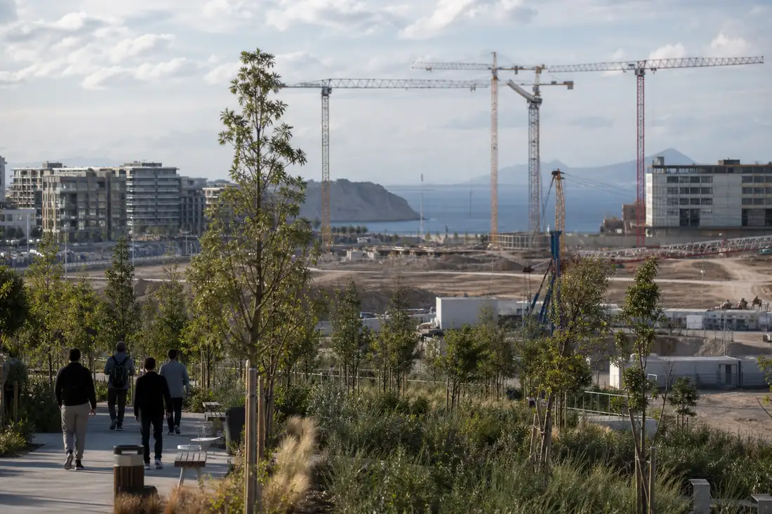 Ancienne emprise aéroportuaire d’Athènes en reconversion, bordée de grues, d’immeubles neufs et du littoral