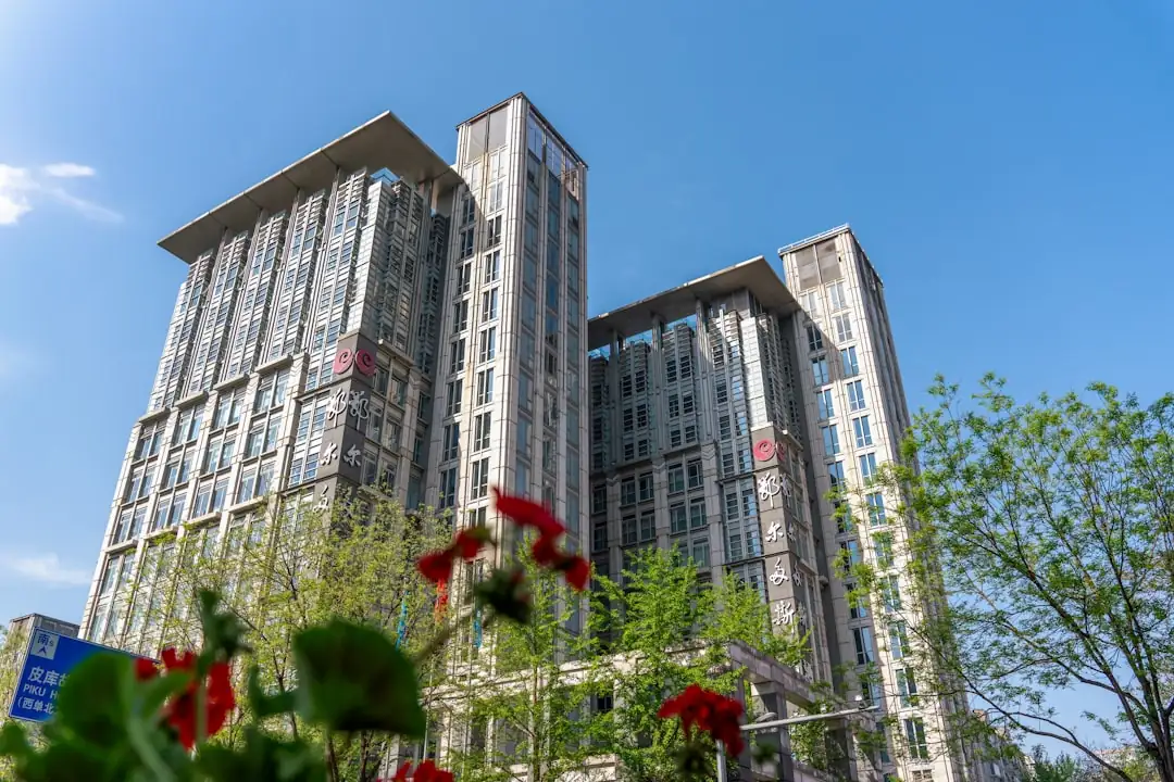Réunion d’actionnaires autour de comptes financiers et d’une maquette de programme immobilier.