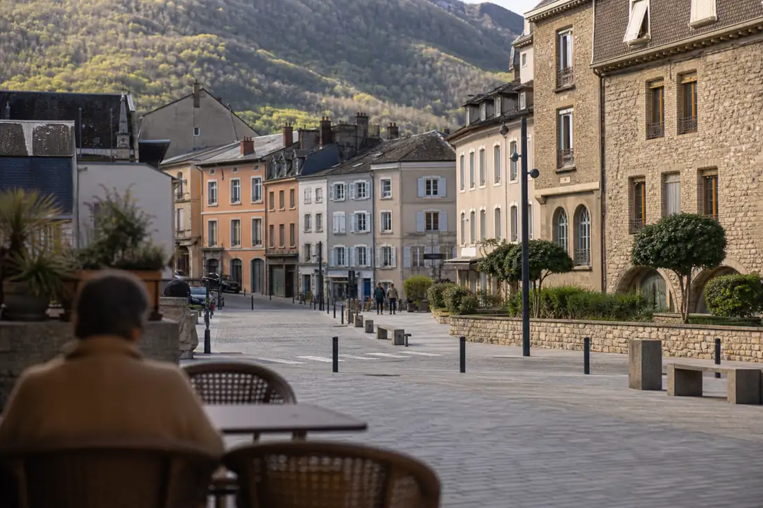 Rez-de-chaussée commerçants et façades anciennes dans le centre de Foix, au pied des reliefs ariégeois.