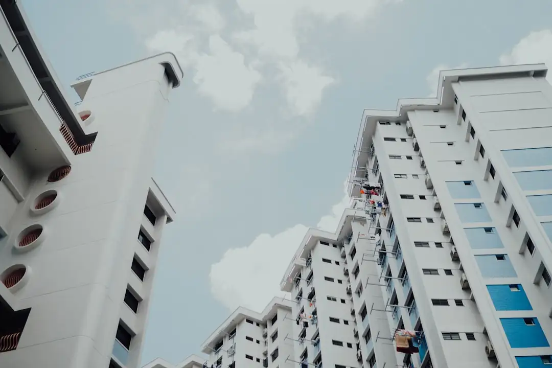 Propriétaire bailleur consultant ses documents fiscaux et ses comptes locatifs dans un appartement rénové.