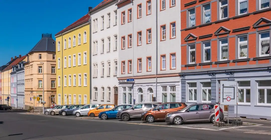 Locataire dans un appartement urbain préparant son budget logement et un futur projet d’achat immobilier.