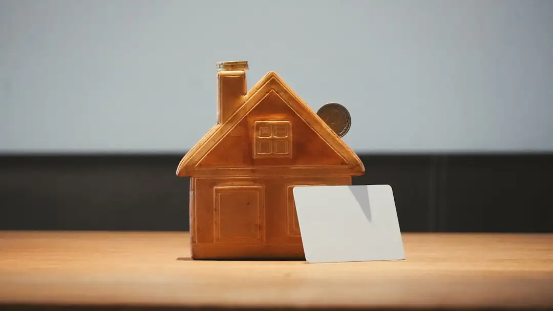 Couple examinant un dossier de crédit et un projet de rénovation énergétique dans un appartement français.