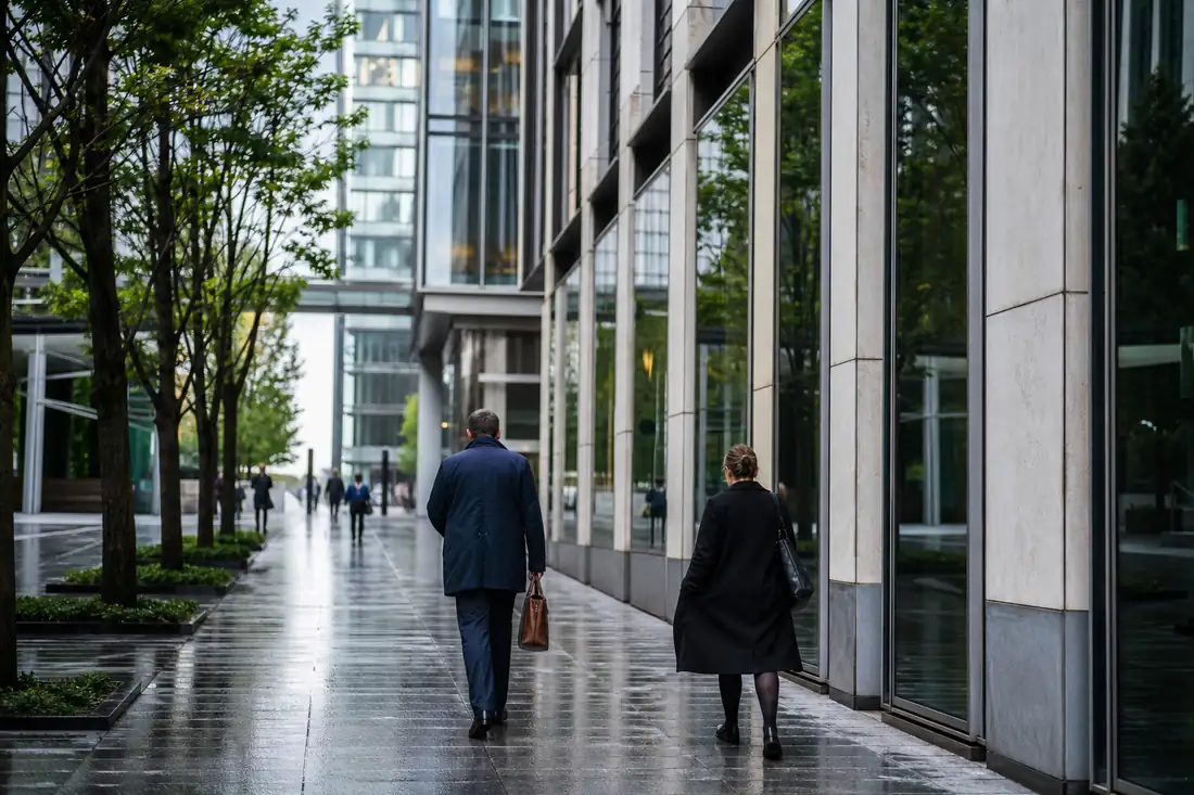 Façades de bureaux contemporains dans la City de Londres, quartier d’affaires exposé aux investissements SCPI.