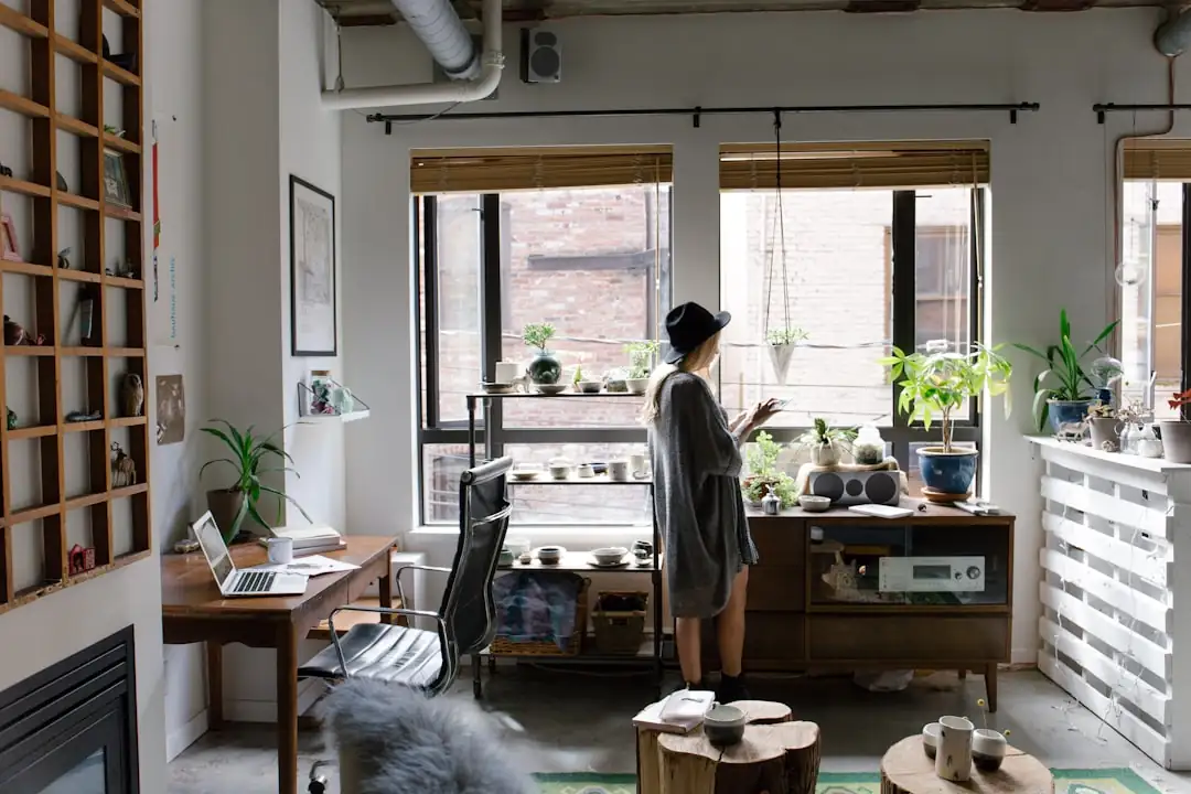 Couple préparant la vente de son appartement et l’achat d’un nouveau logement autour de documents immobiliers.