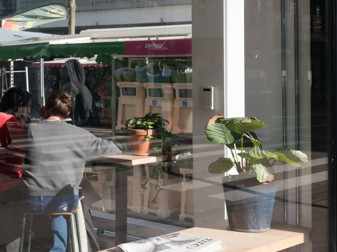 Locataire visitant un appartement lumineux dans une ville moyenne française aux immeubles anciens.