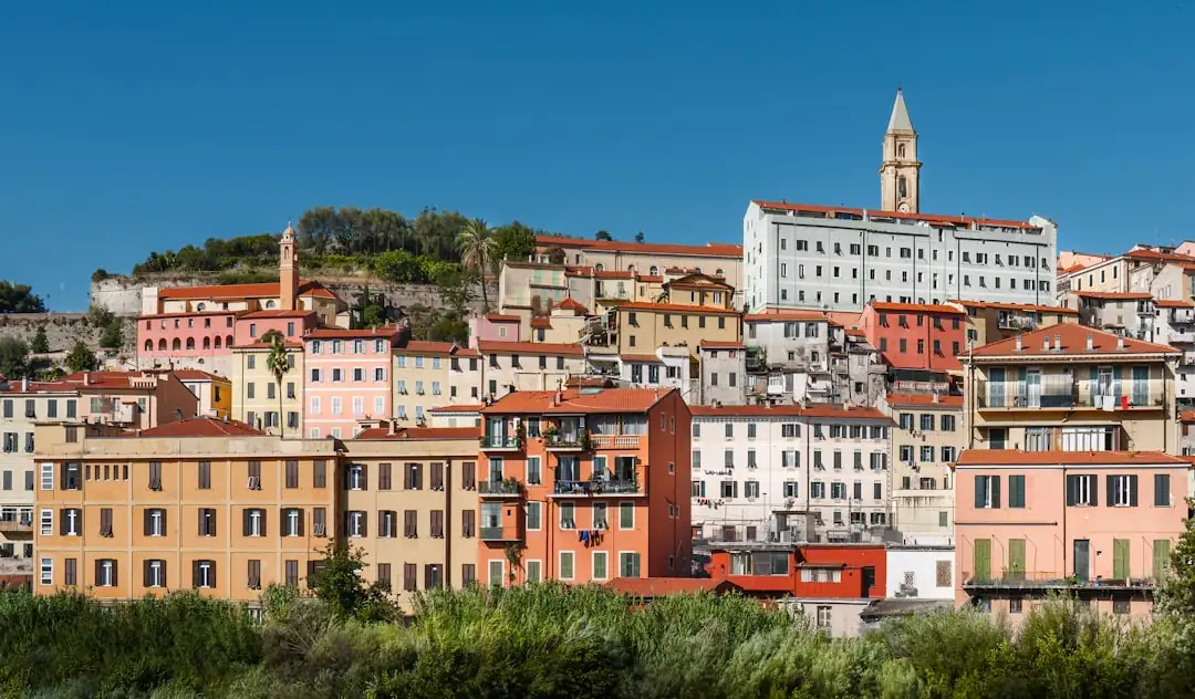 Quartier d’affaires italien mêlant immeubles rénovés et architecture contemporaine, vu lors d’une analyse immobilière.