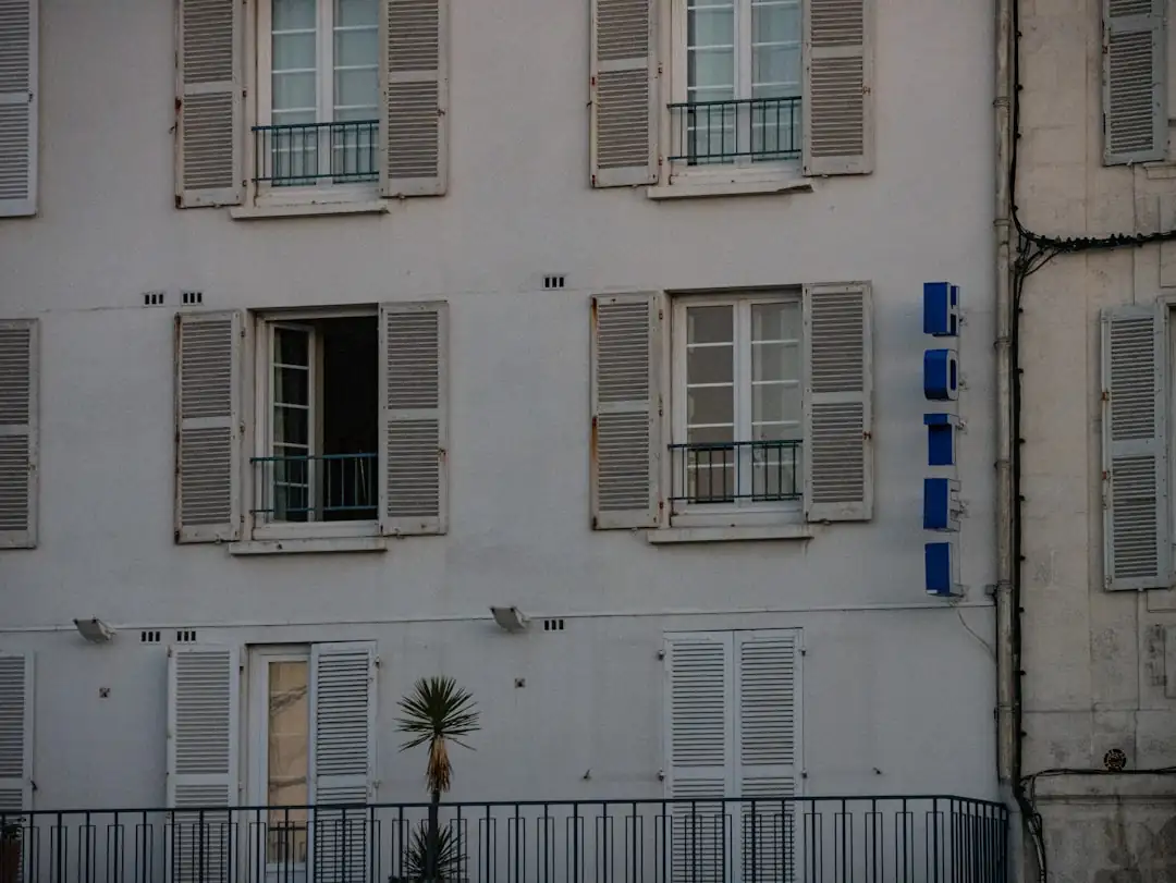 Plateau de bureaux partiellement vacant en Île-de-France avec plans de rénovation près d’une baie vitrée.