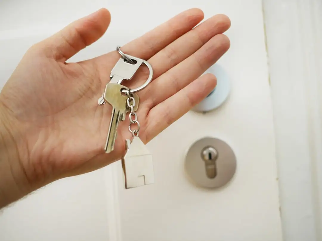 Couple examinant des documents d’achat avec un conseil dans un appartement d’une ville côtière espagnole.