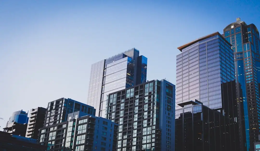 Bureaux publics en rénovation avec plans techniques, postes vacants et équipements de plafond apparents.