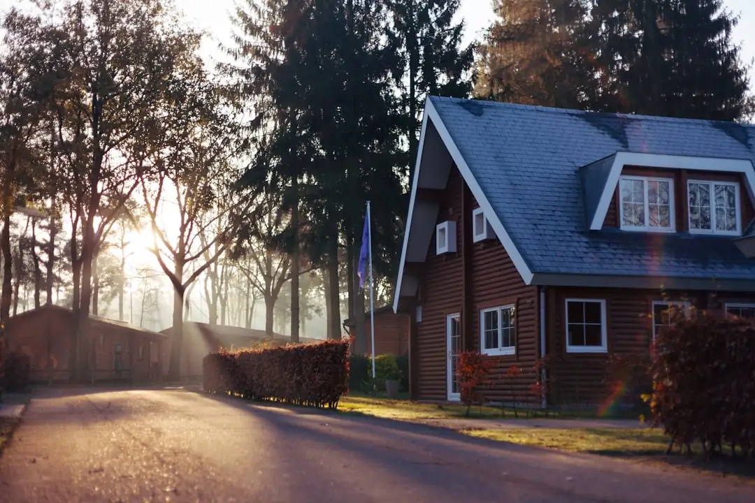 Couple consultant les plans d’un appartement lumineux avec un agent dans une ville côtière espagnole.