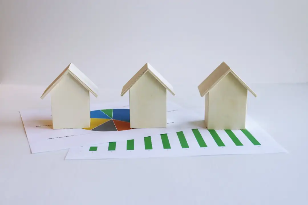 Immeuble côtier en rénovation à Noirmoutier, illustrant un projet immobilier porté par une collectivité locale.