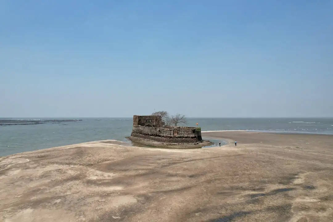 Propriétaire devant un immeuble résidentiel avec des clés et un dossier de formalités de location touristique.