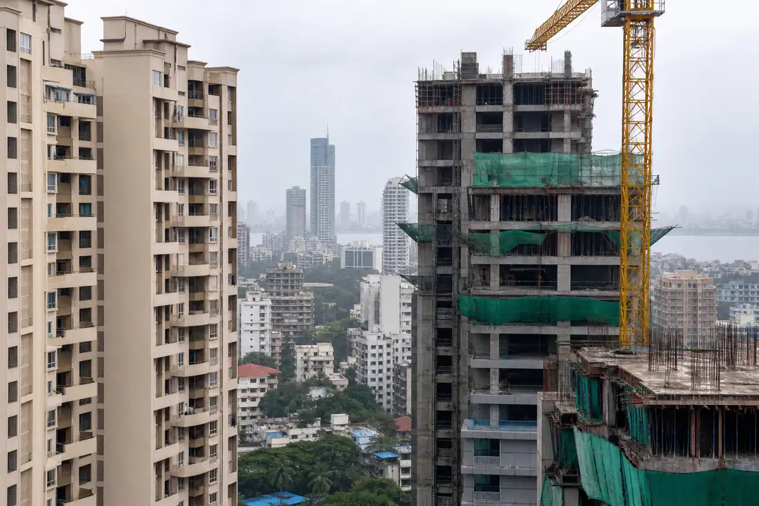 Tours résidentielles modernes et chantier de promotion immobilière dans la région métropolitaine de Mumbai.