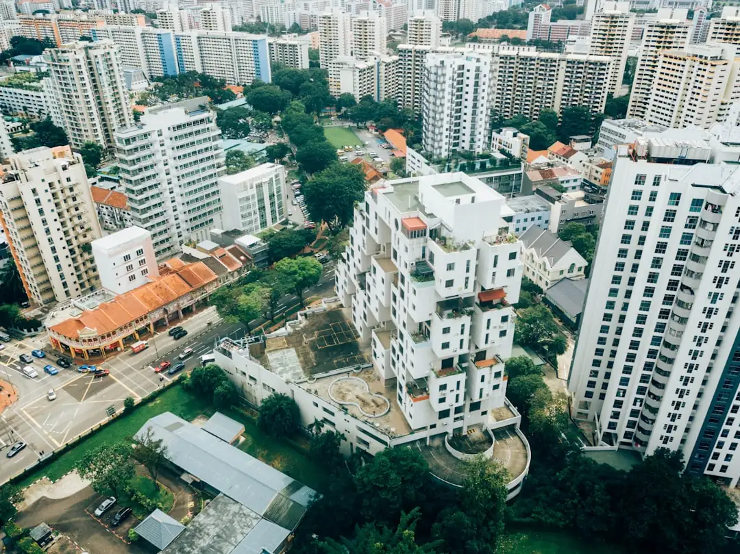 Locataire consultant ses documents de loyer et son budget dans un appartement urbain lumineux.