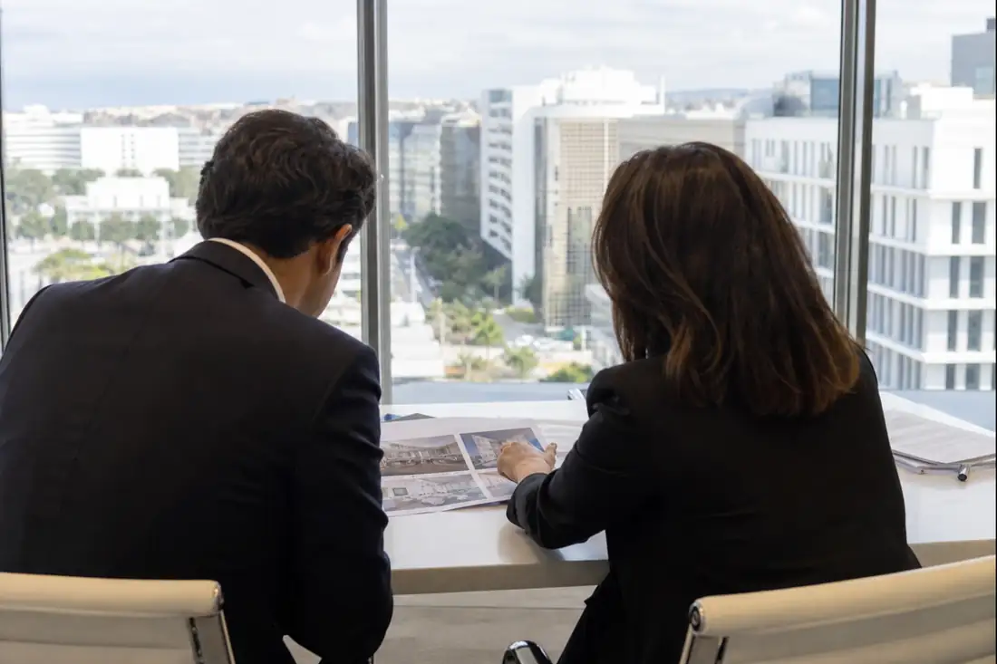 Immeubles de bureaux contemporains à Casablanca observés depuis une salle de réunion financière.