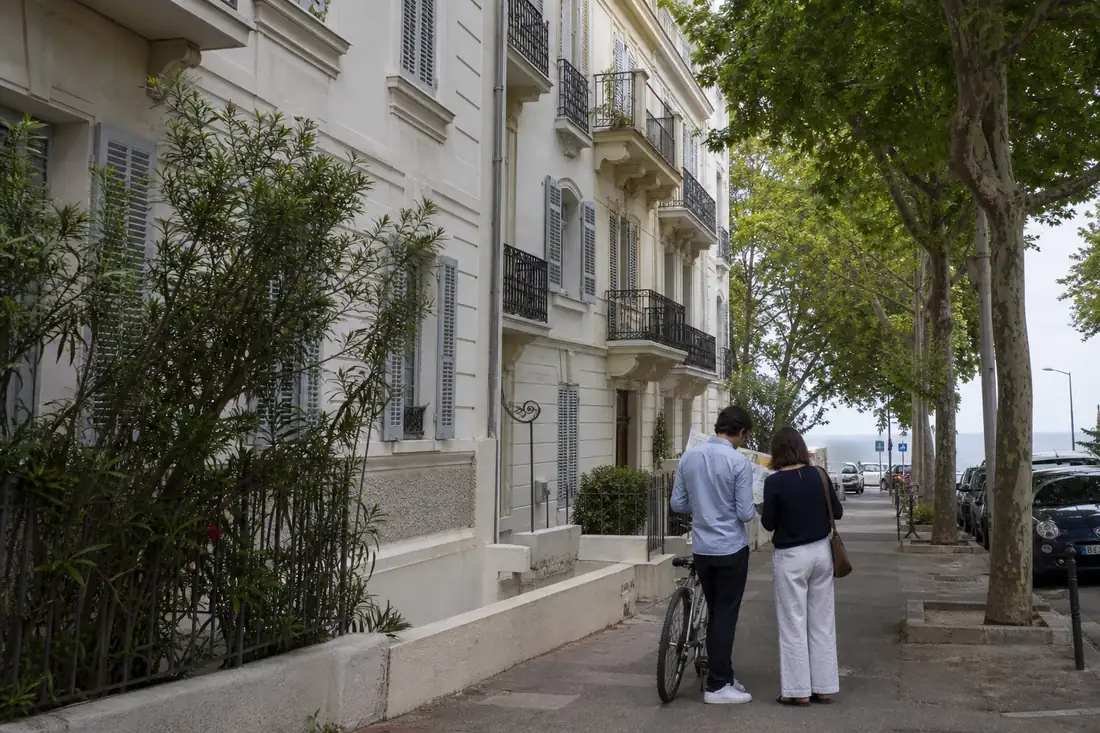 Immeubles résidentiels avec balcons dans un quartier du 8e arrondissement de Marseille, près du littoral.
