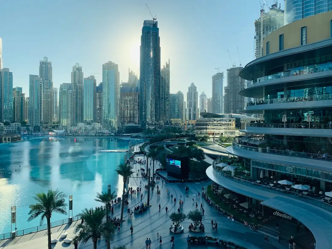 Appartement contemporain à Dubaï avec dossier d’achat et vue sur tours résidentielles en construction.