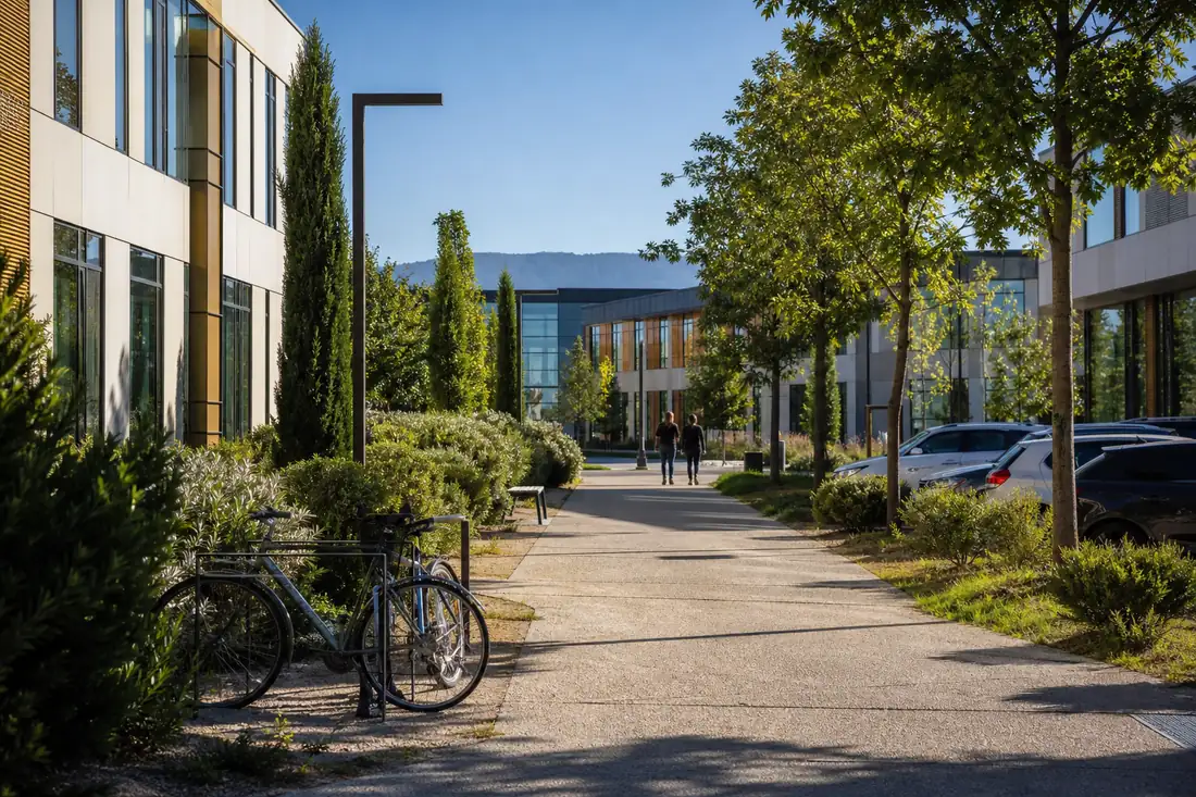 Parc tertiaire paysager du pays d’Aix avec immeubles de bureaux modernes, vélos et stationnement discret.