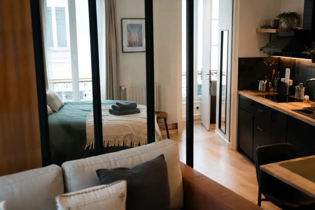 Studio meublé préparé pour la location, illustrant le régime fiscal micro-BIC